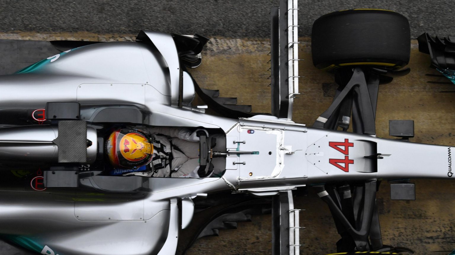 Lewis Hamilton lidera sessão da manhã