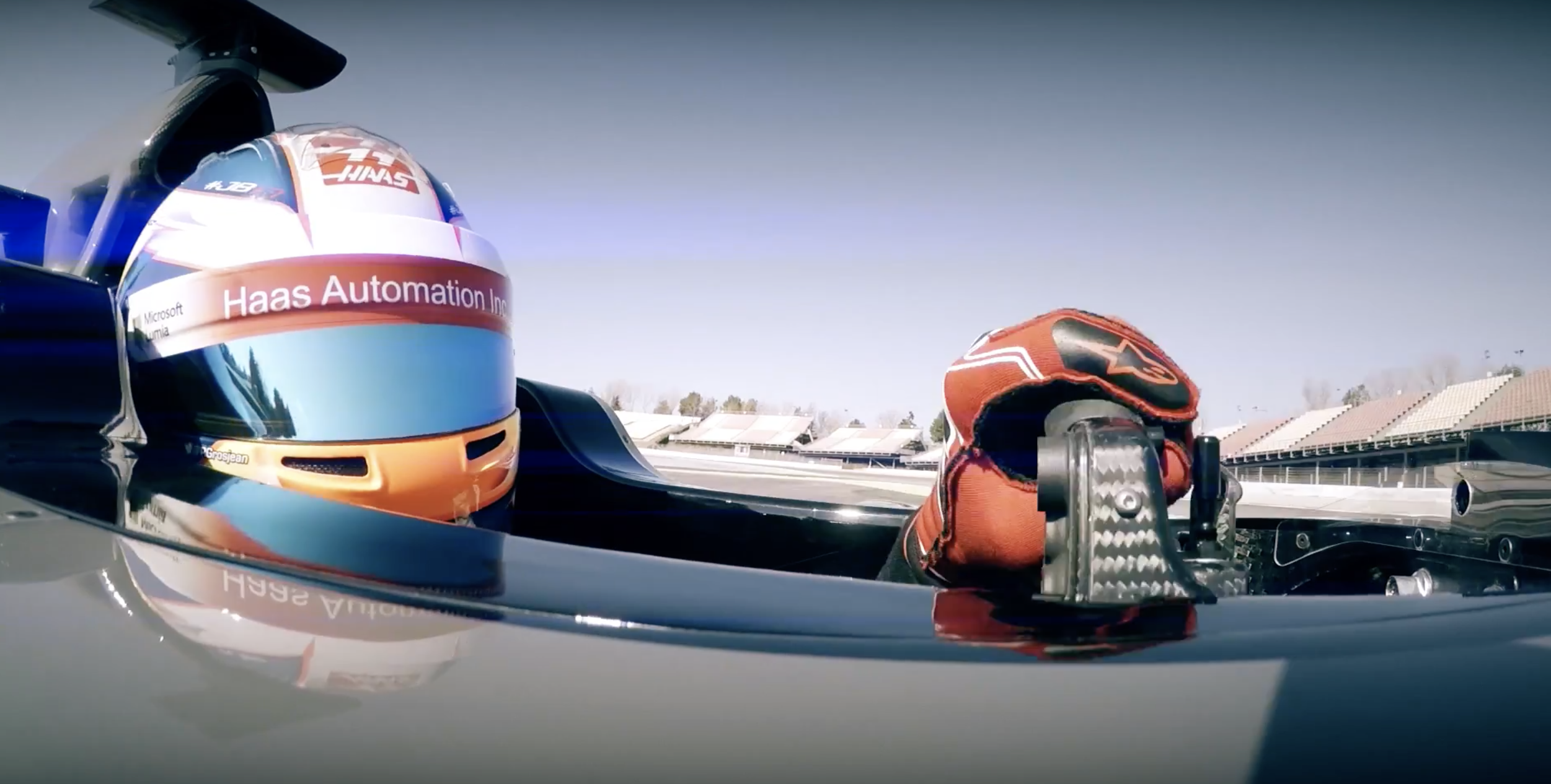 Vídeo: Haas VF-17 em pista