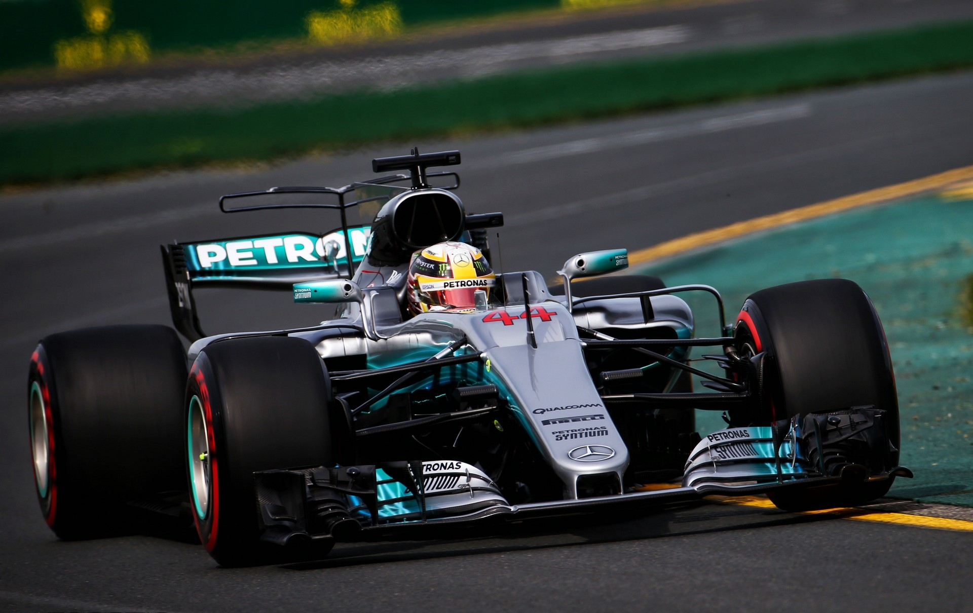 Lewis Hamilton lidera primeira sessão de 2017