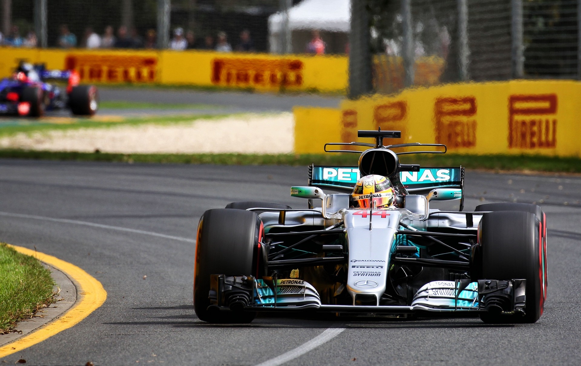 Lewis Hamilton mantém-se na frente na segunda sessão