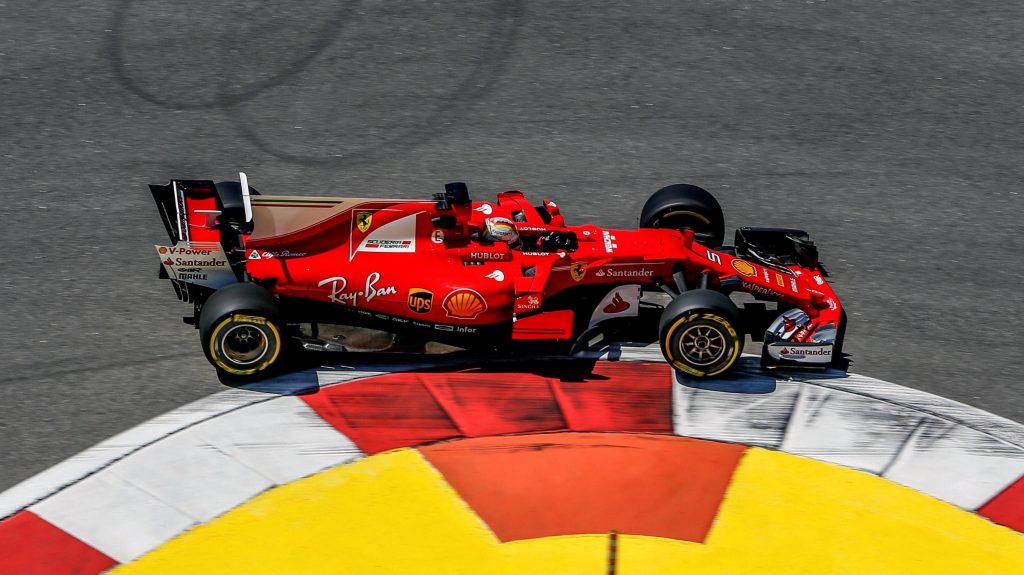 Sebastian Vettel na frente antes da qualificação