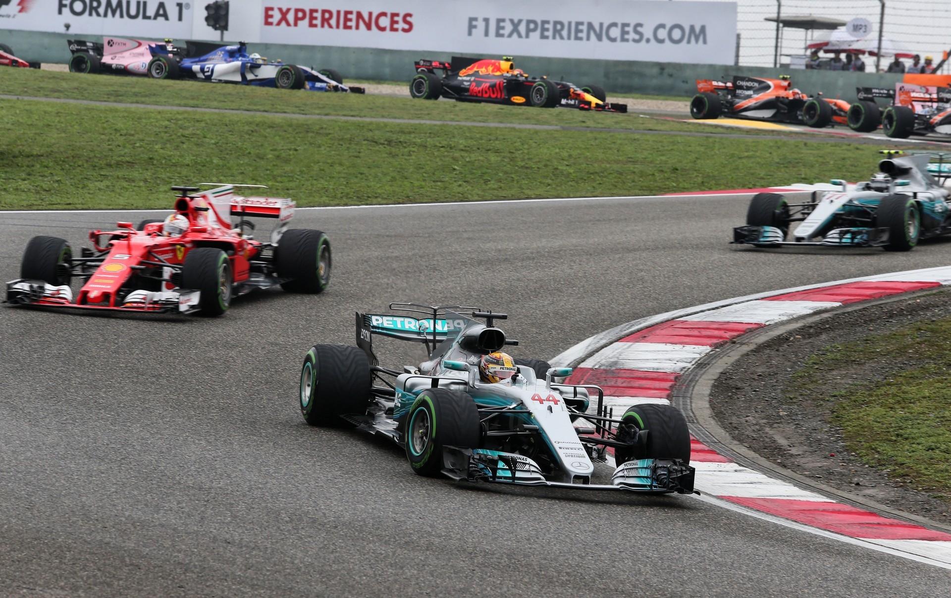 Lewis Hamilton vence na China e iguala Sebastian Vettel