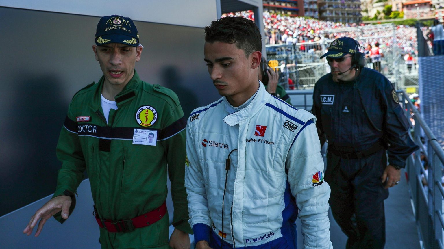 Wehrlein examinado e Button penalizado pelo incidente