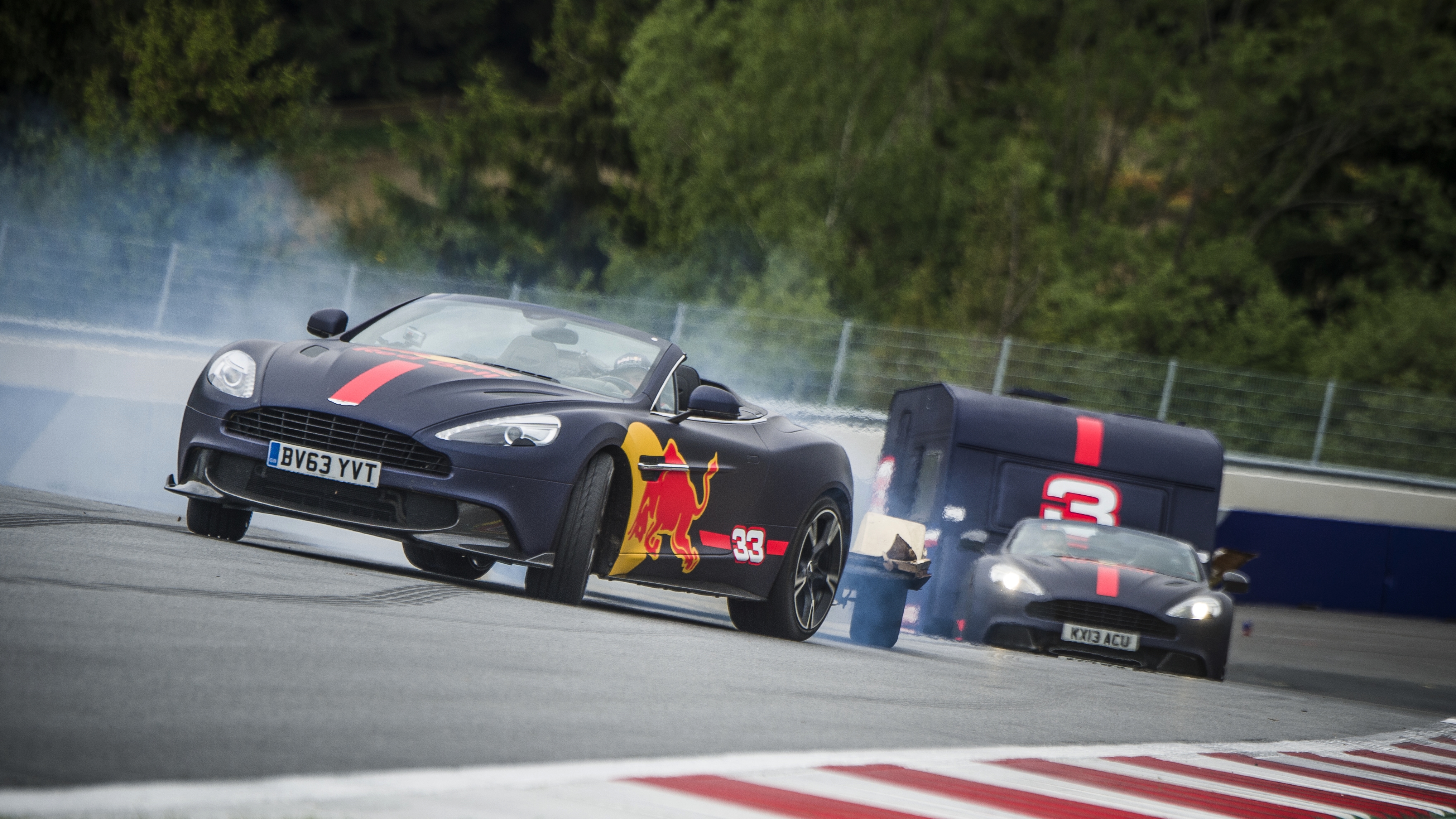 Vídeo: Corrida de caravanas entre Verstappen e Ricciardo