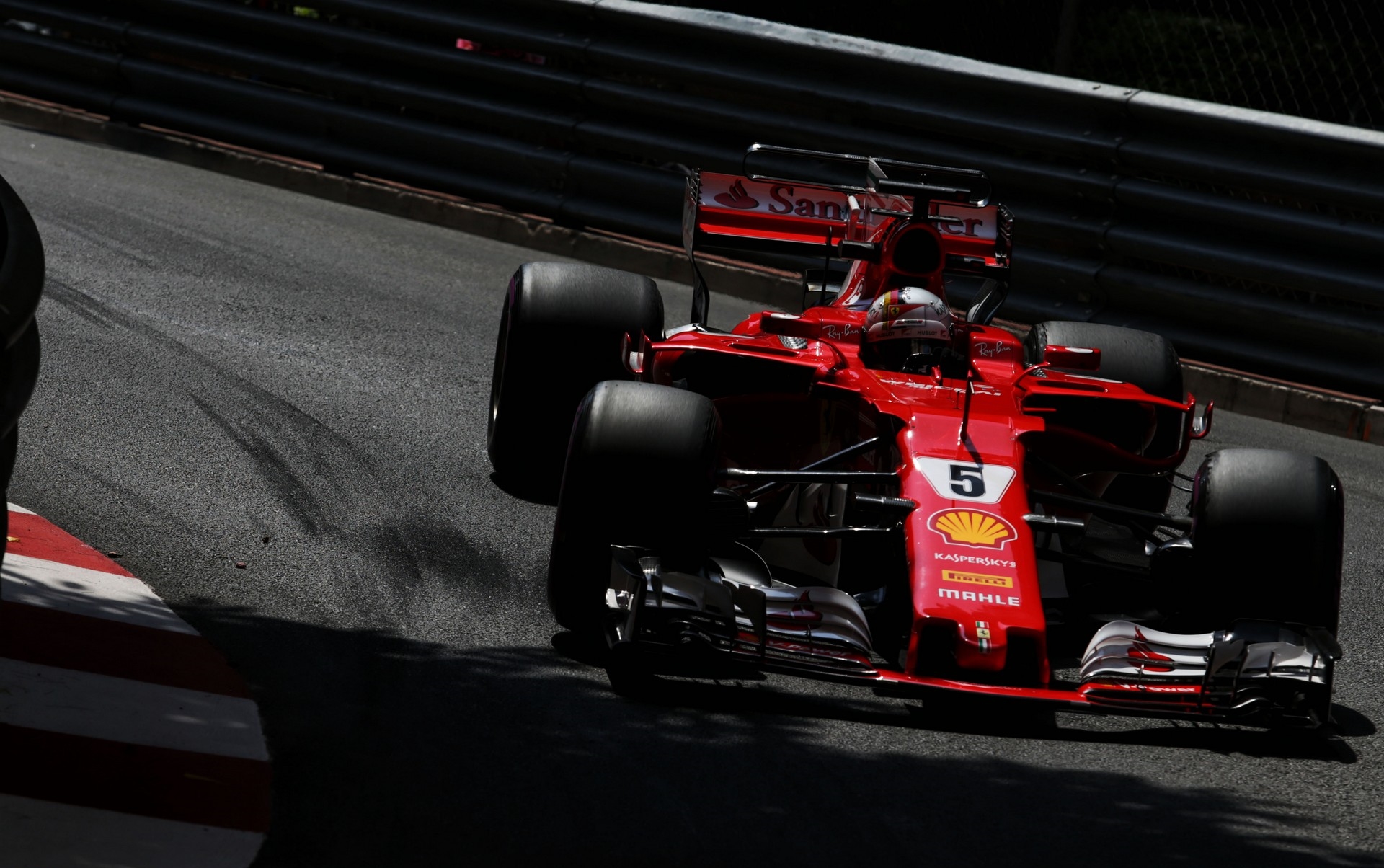 Ferrari na frente antes da qualificação no Mónaco