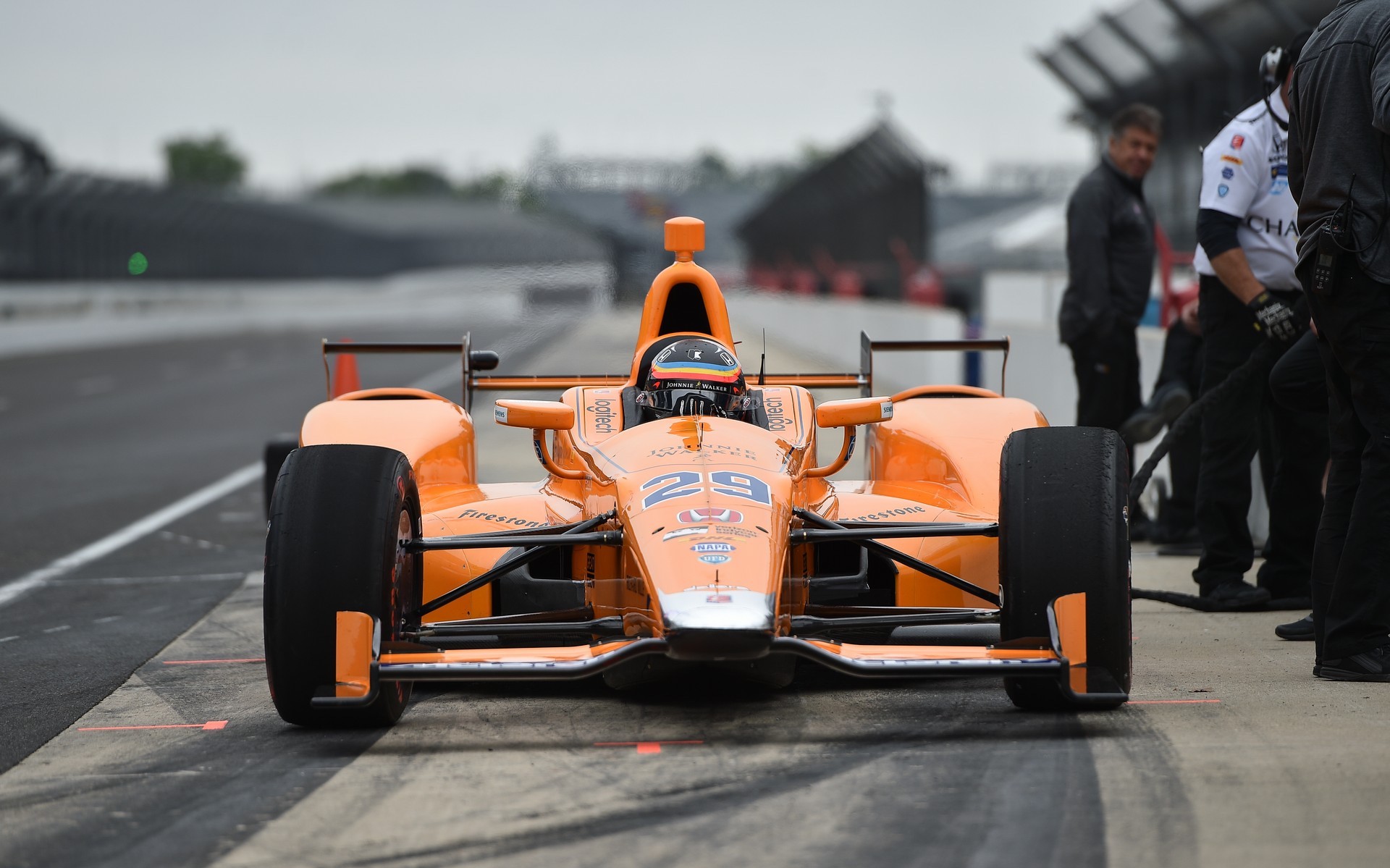 Fernando Alonso lidera sessão de rookies em Indianapólis