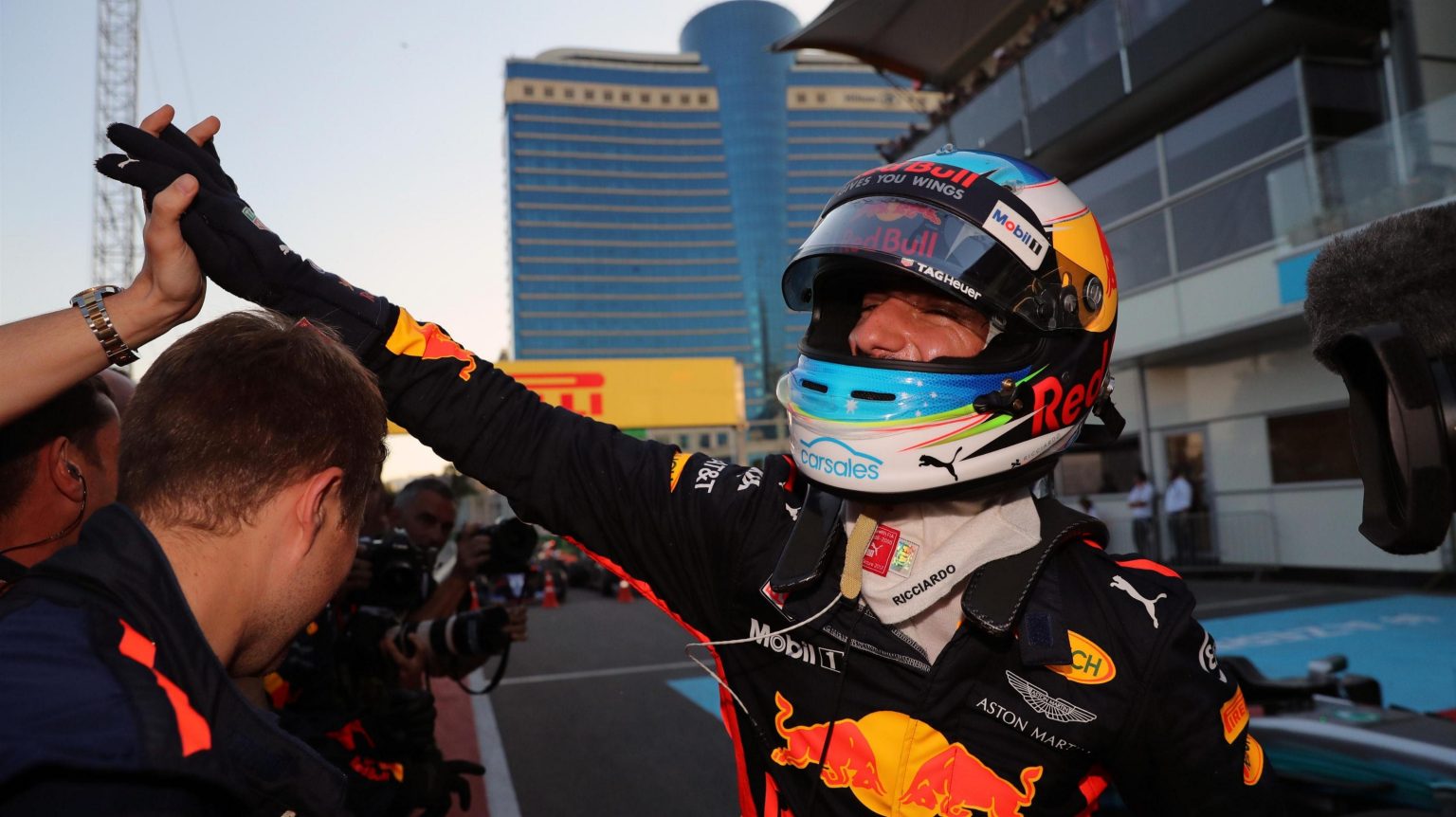 Daniel Ricciardo regressa às vitórias em corrida de loucos em Baku