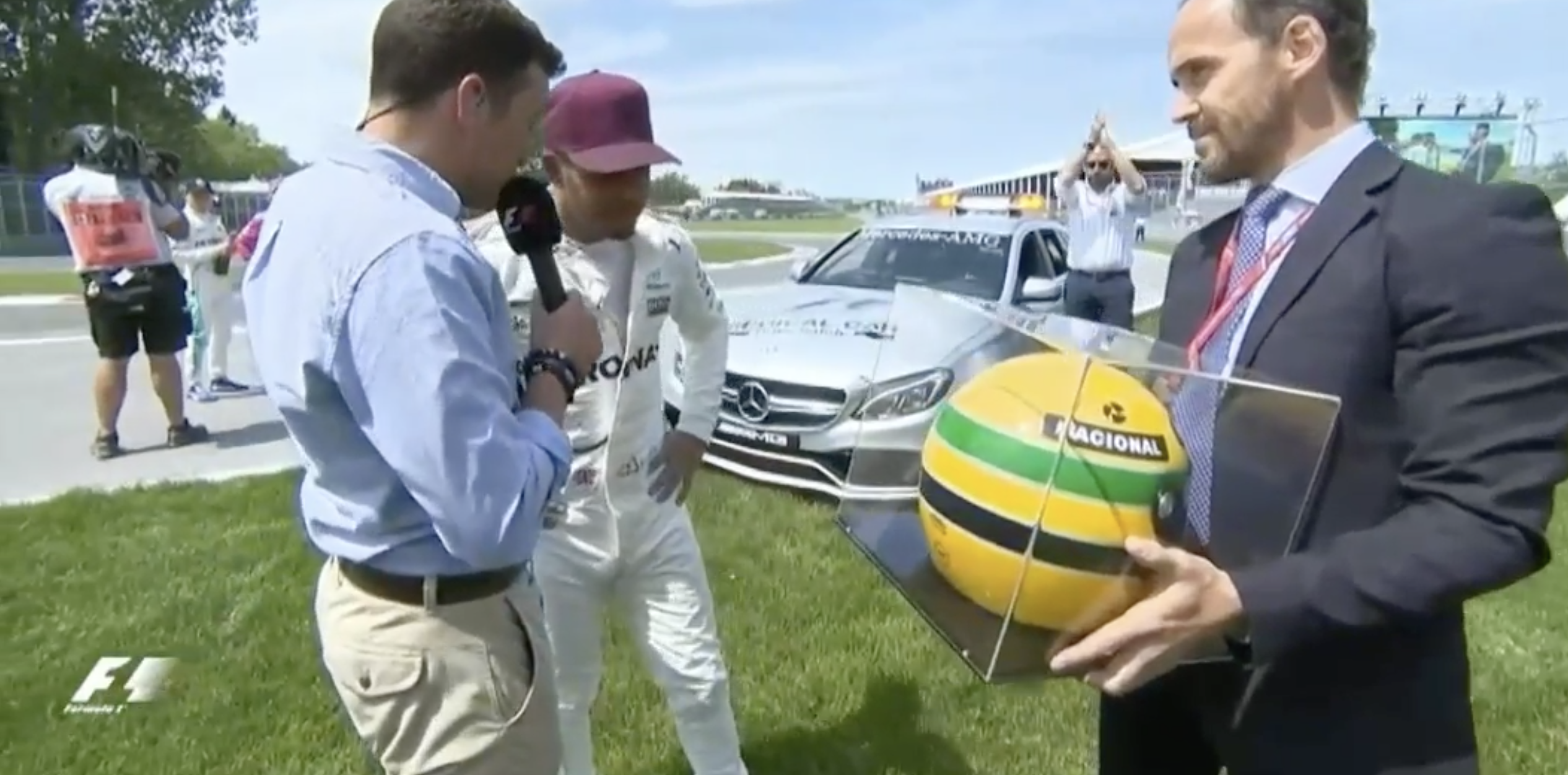 Vídeo: Lewis Hamilton presenteado com capacete de Ayrton Senna pela família do próprio