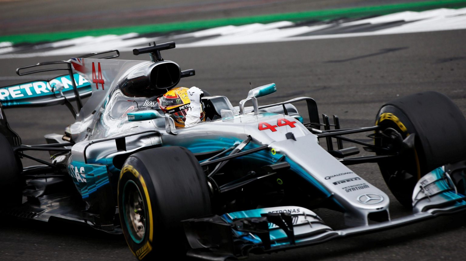 Hamilton domina e vence pela quarta vez consecutiva em Silverstone