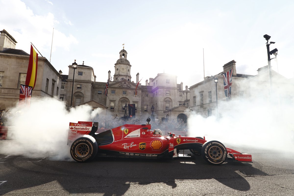 Vídeo: Sebastian Vettel com o Ferrari SF15-T em Londres
