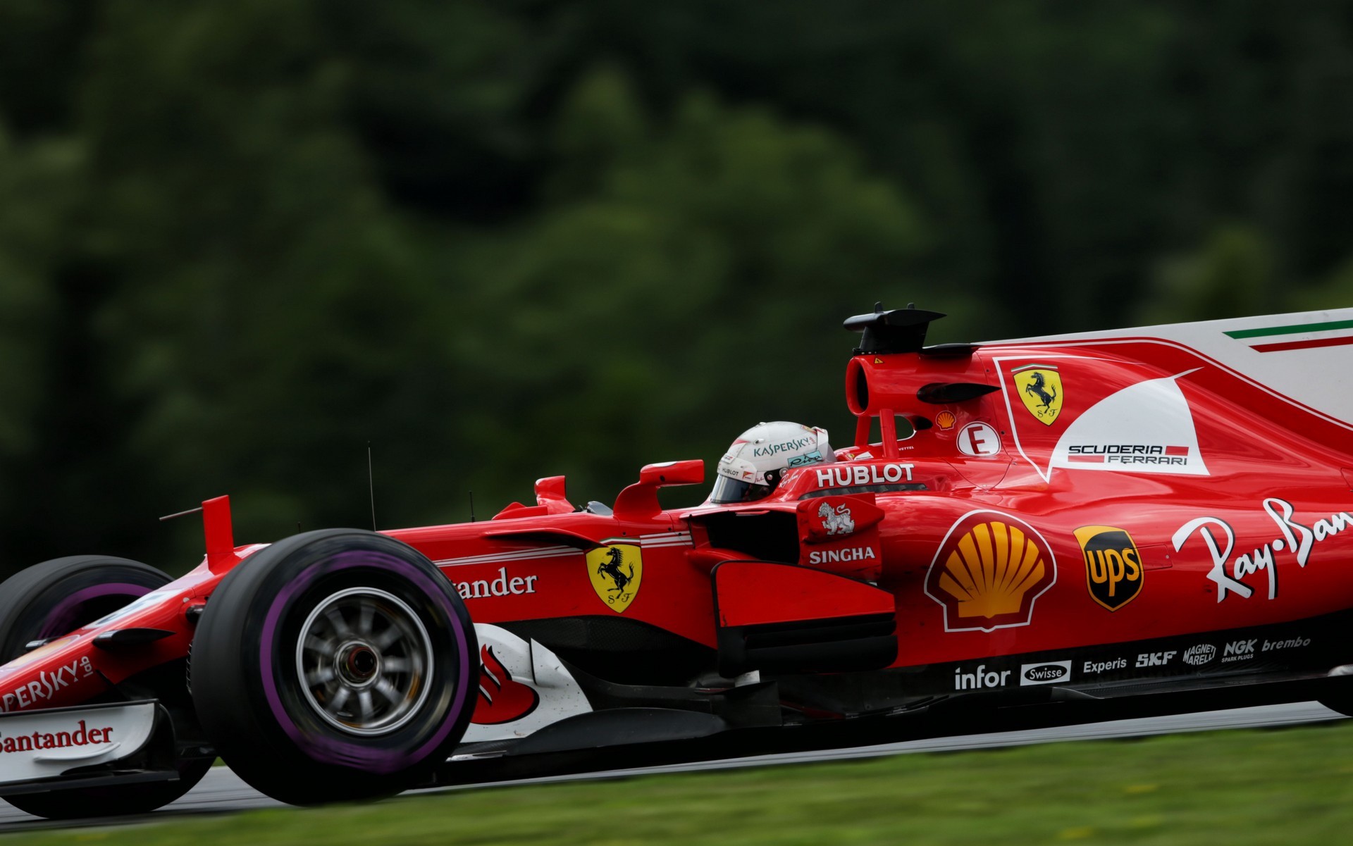 Sebastian Vettel na frente antes da qualificação