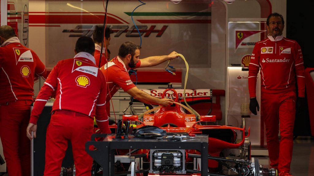 Ferrari com alterações na suspensão e aerodinâmica do SF70H