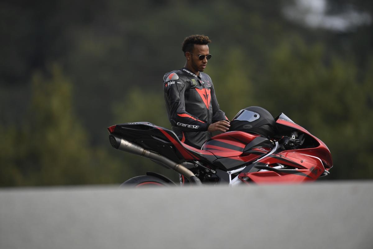 Lewis Hamilton e MV Agusta apresentam a F4 LH44