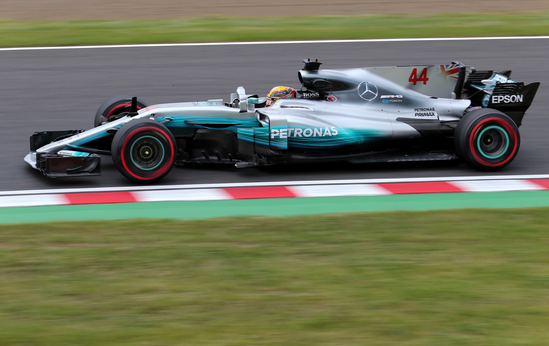 Hamilton bate recorde do circuito para conquistar primeira pole em Suzuka