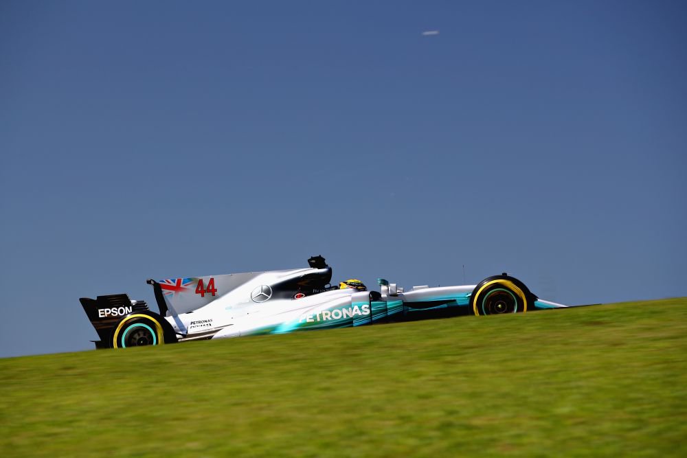 Hamilton lidera dobradinha da Mercedes na primeira sessão no Brasil