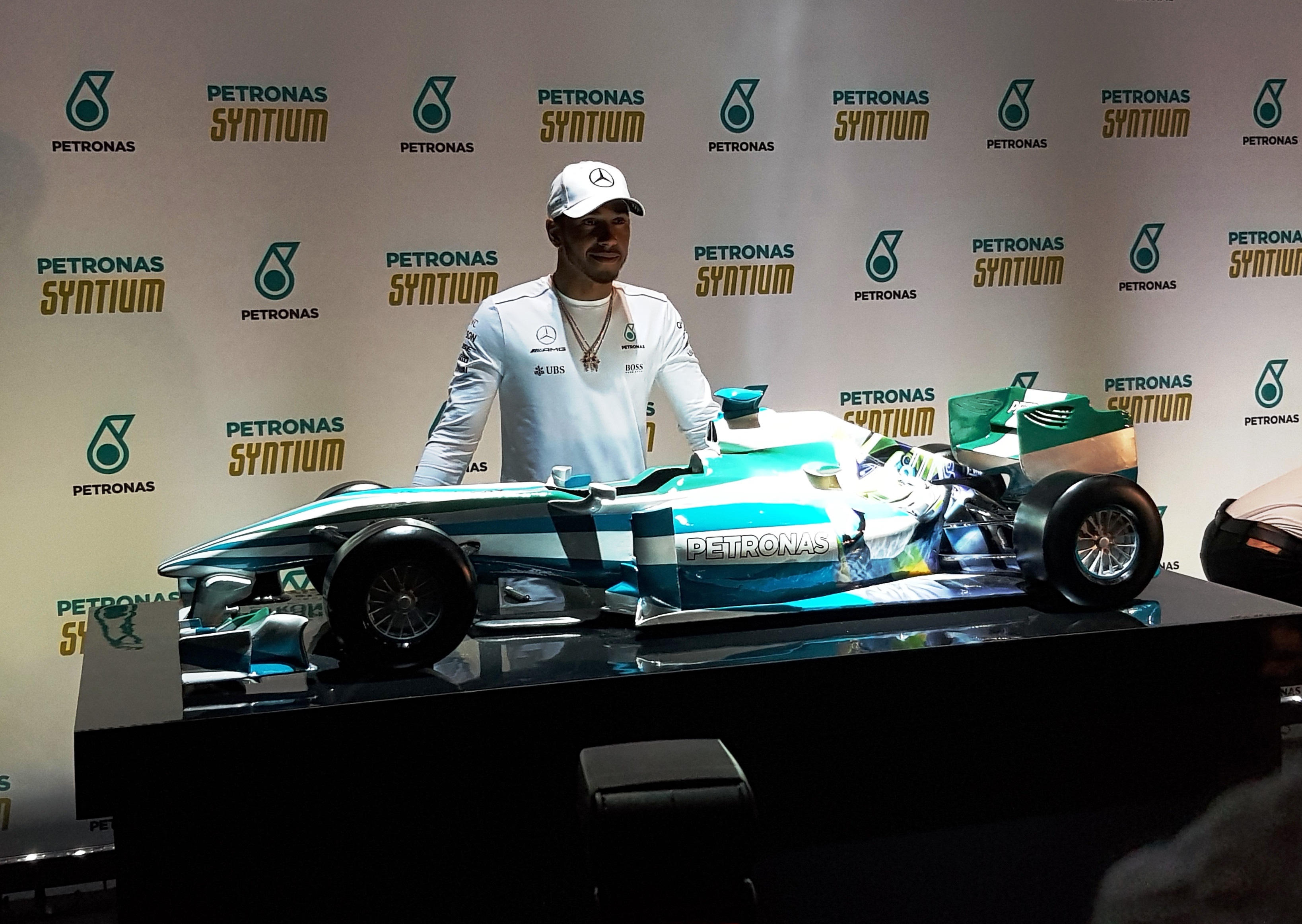 Hamilton presenteia família Senna com réplica de monolugar