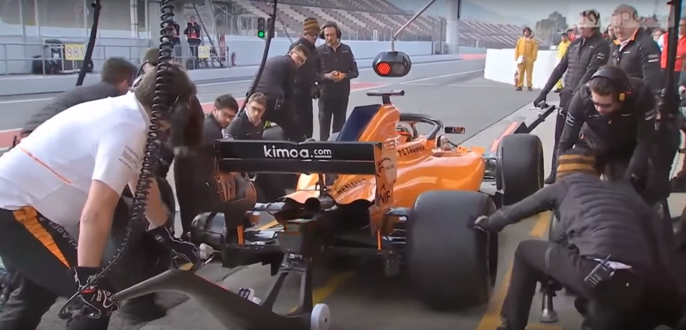 VÍDEO: McLaren erra na troca de pneus de Vandoorne em Barcelona