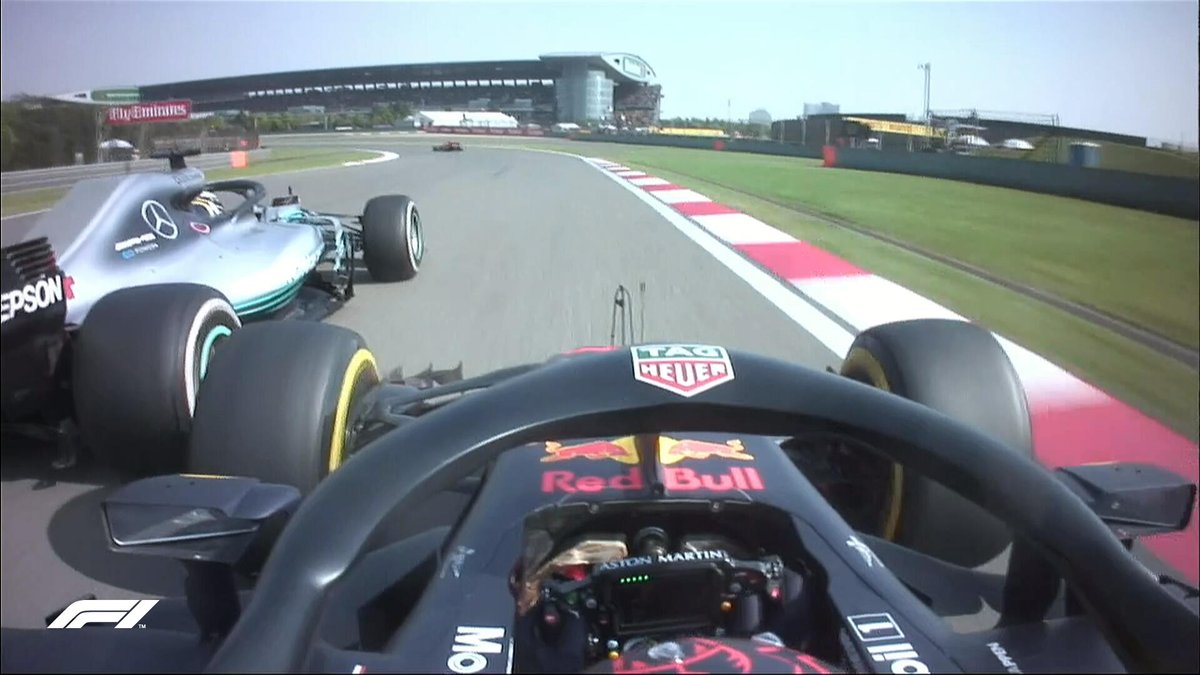 VÍDEO: Verstappen tenta ultrapassar Hamilton e sai de pista