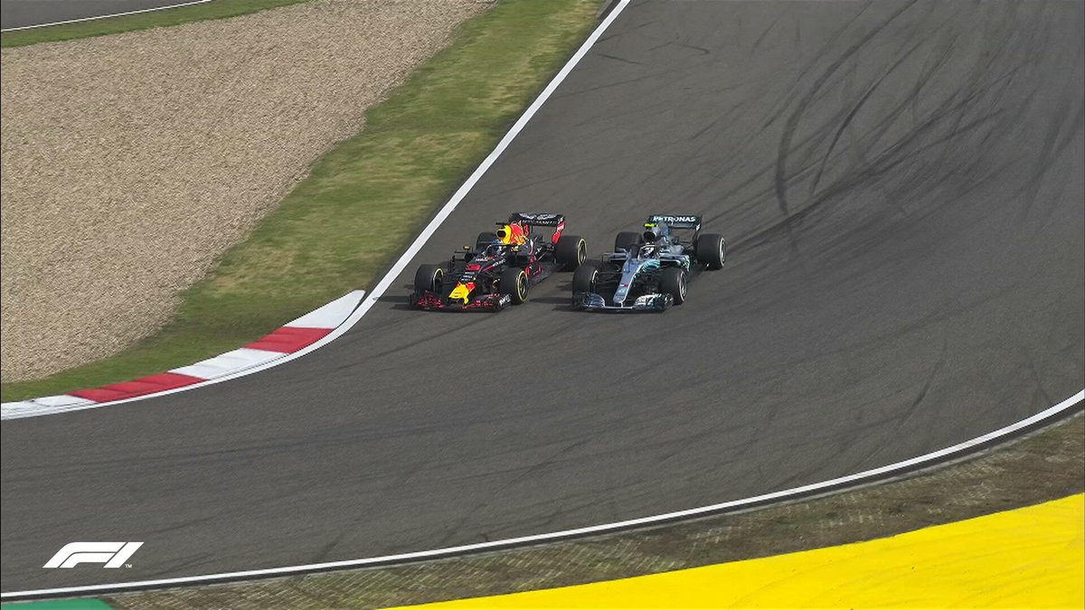 VÍDEO: Ricciardo ultrapassa Bottas e assume liderança da corrida