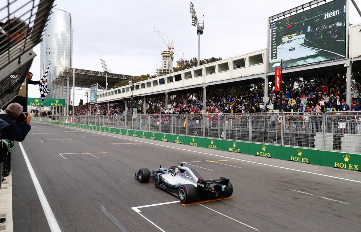 Hamilton vence corrida de loucos marcada por colisão da Red Bull e pódio da Force India