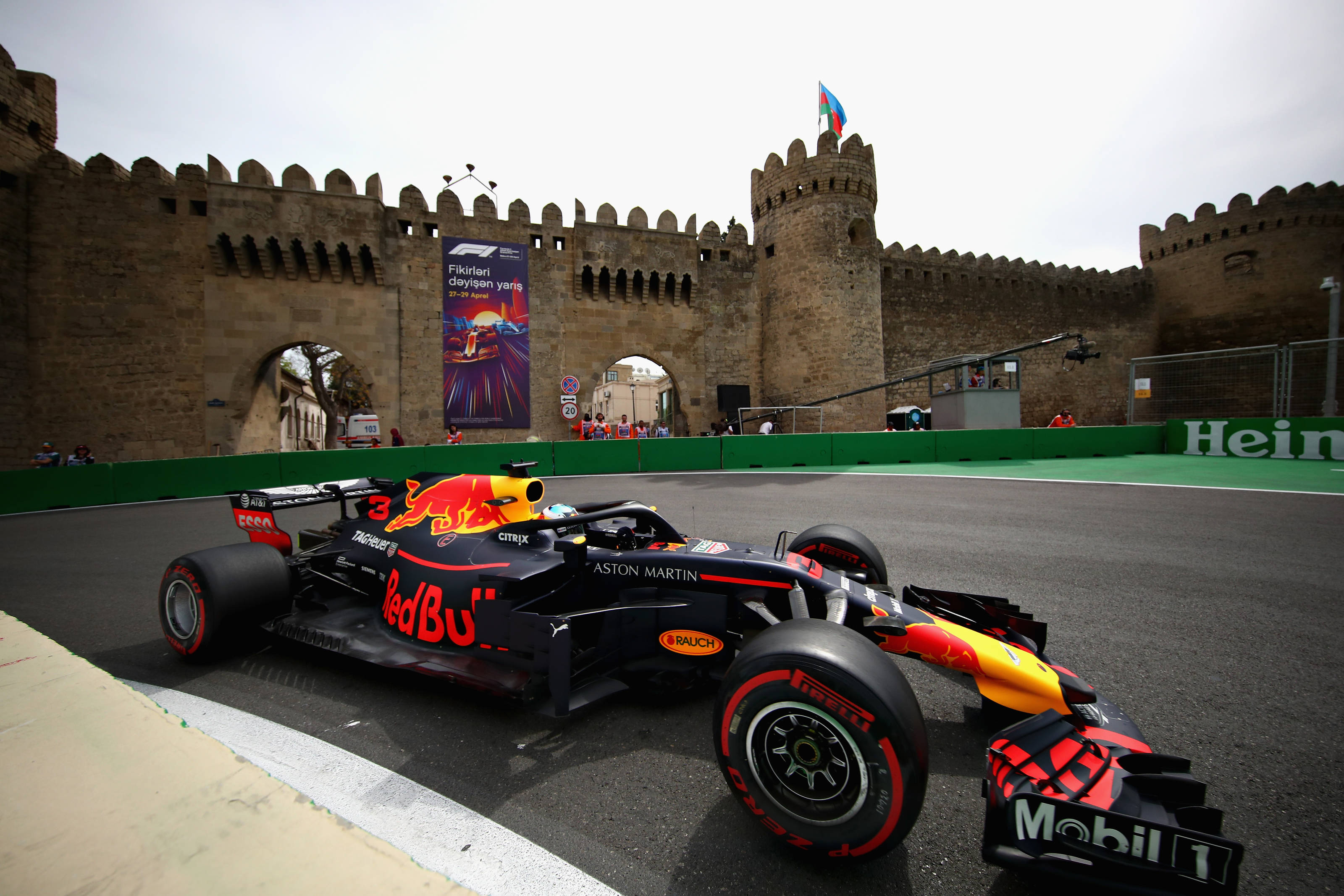 Ricciardo lidera diante de Raikkonen na segunda sessão em Baku