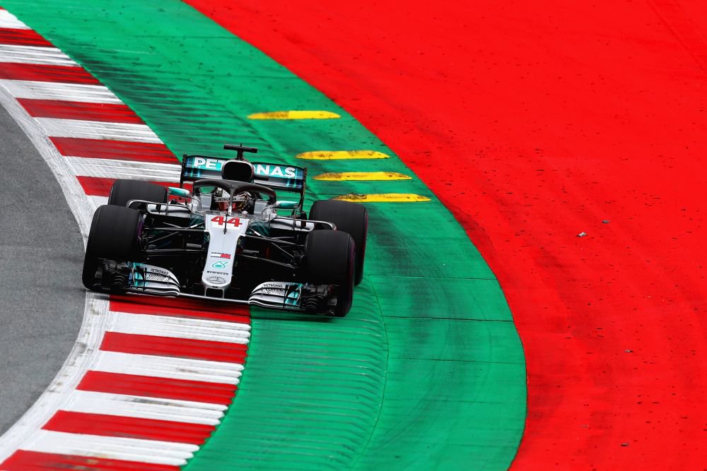 Hamilton lidera dobradinha da Mercedes na primeira sessão na Áustria