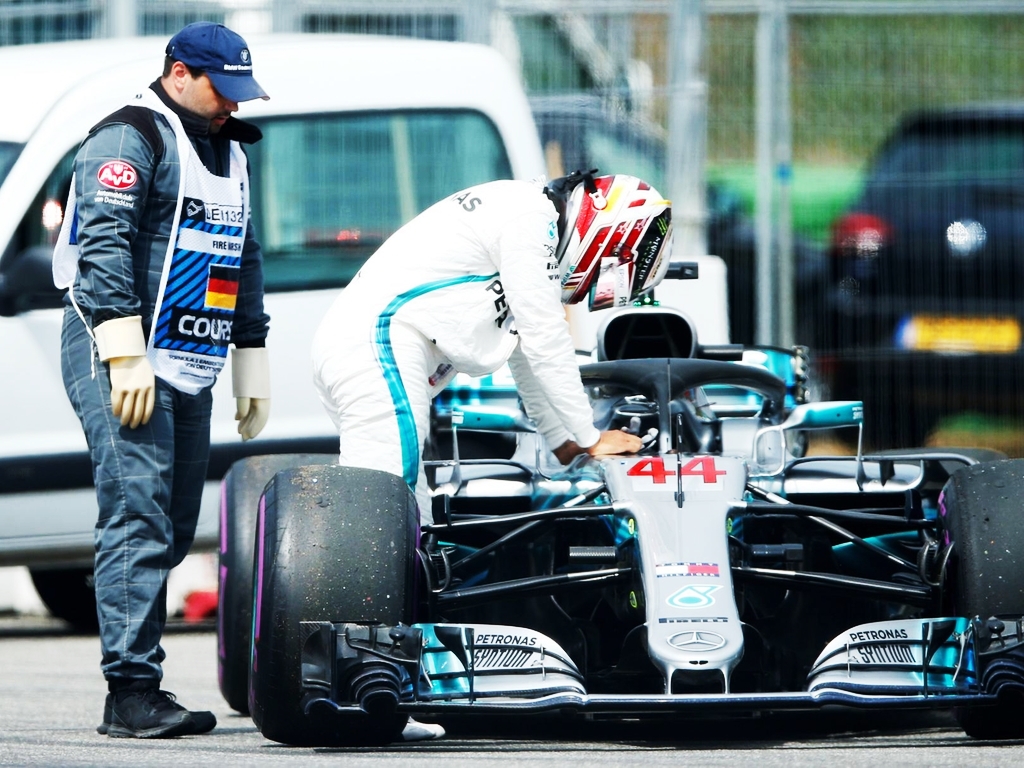 Hamiton: “Pensei que podia empurrar o carro até às boxes”