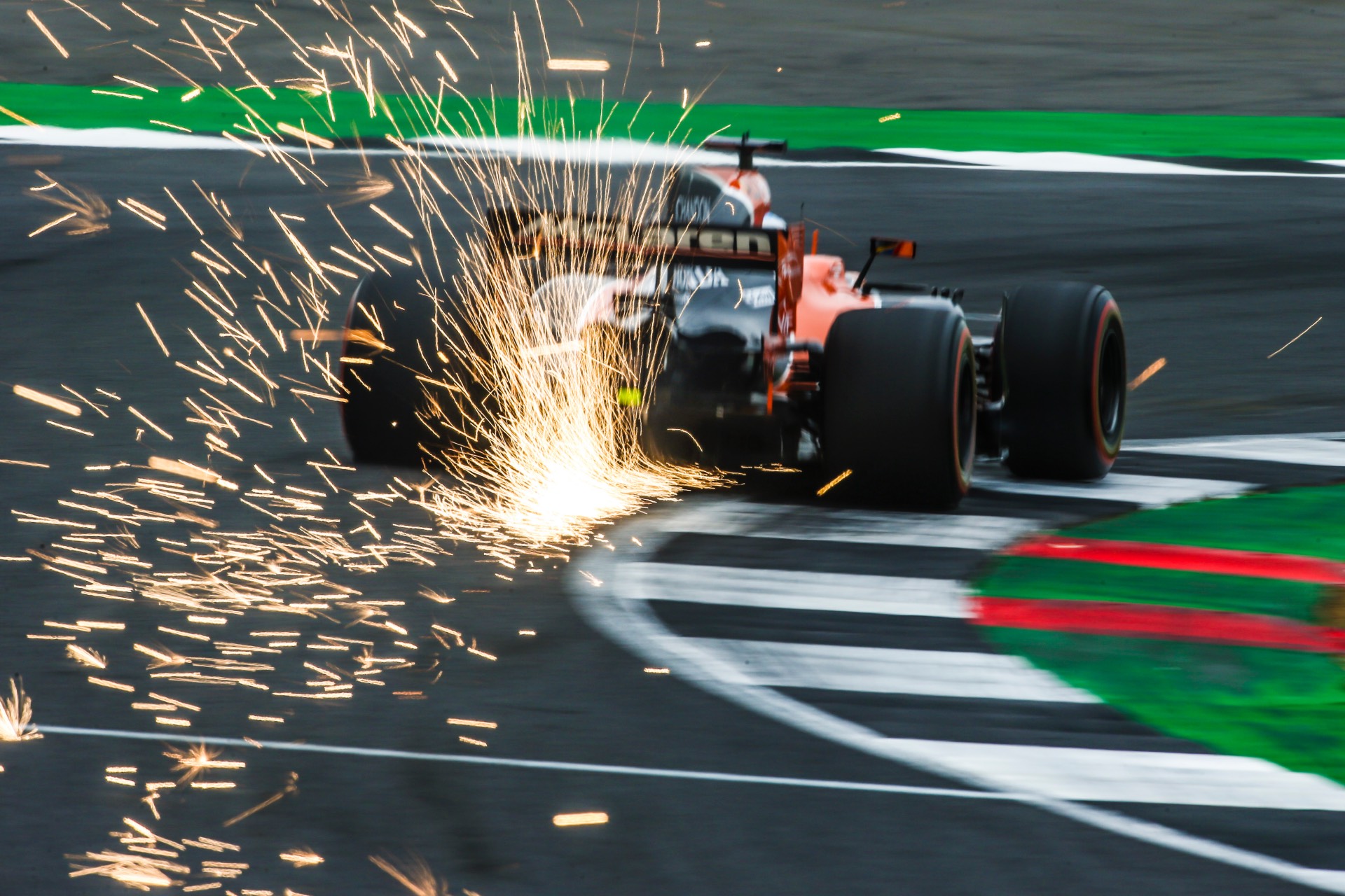 Pilotos poderão usar DRS nas primeiras curvas de Silverstone