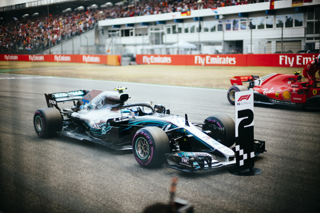 Wolff revela que Mercedes perde meio segundo para a Ferrari nas retas