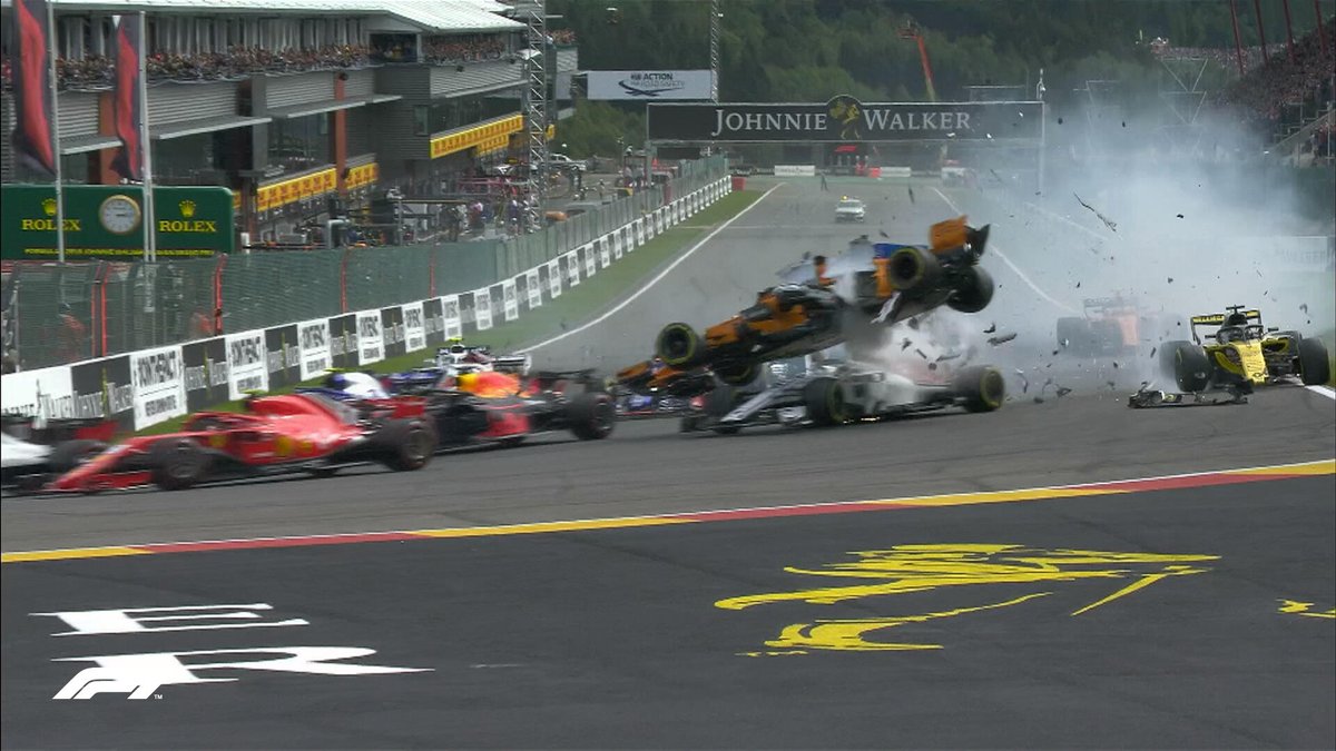 VÍDEO: Alonso é atingido por Hulkenberg e voa por cima do Sauber de Leclerc
