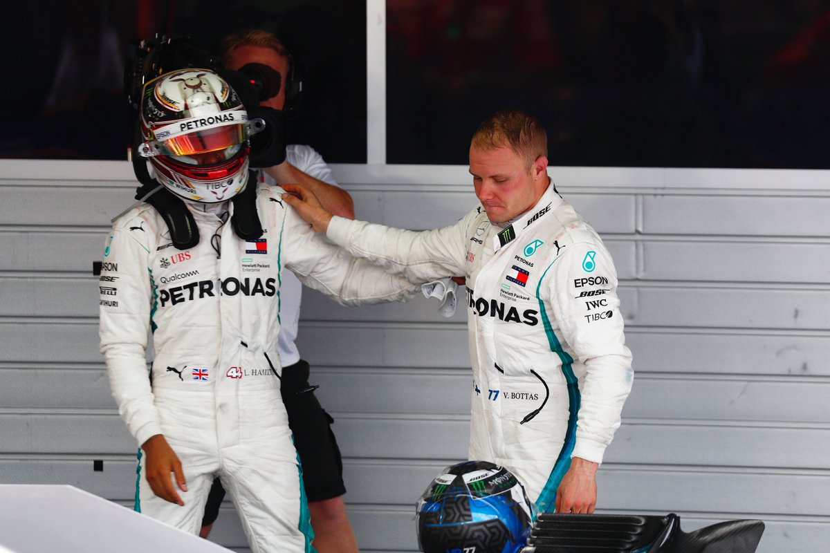 VÍDEO: Hamilton oferece troféu de primeiro lugar a Bottas