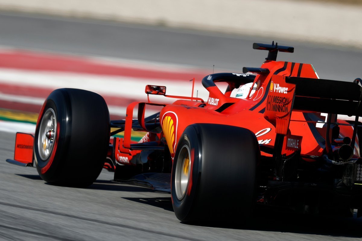 Vettel bate Hamilton por três milésimos no final dos testes em Barcelona