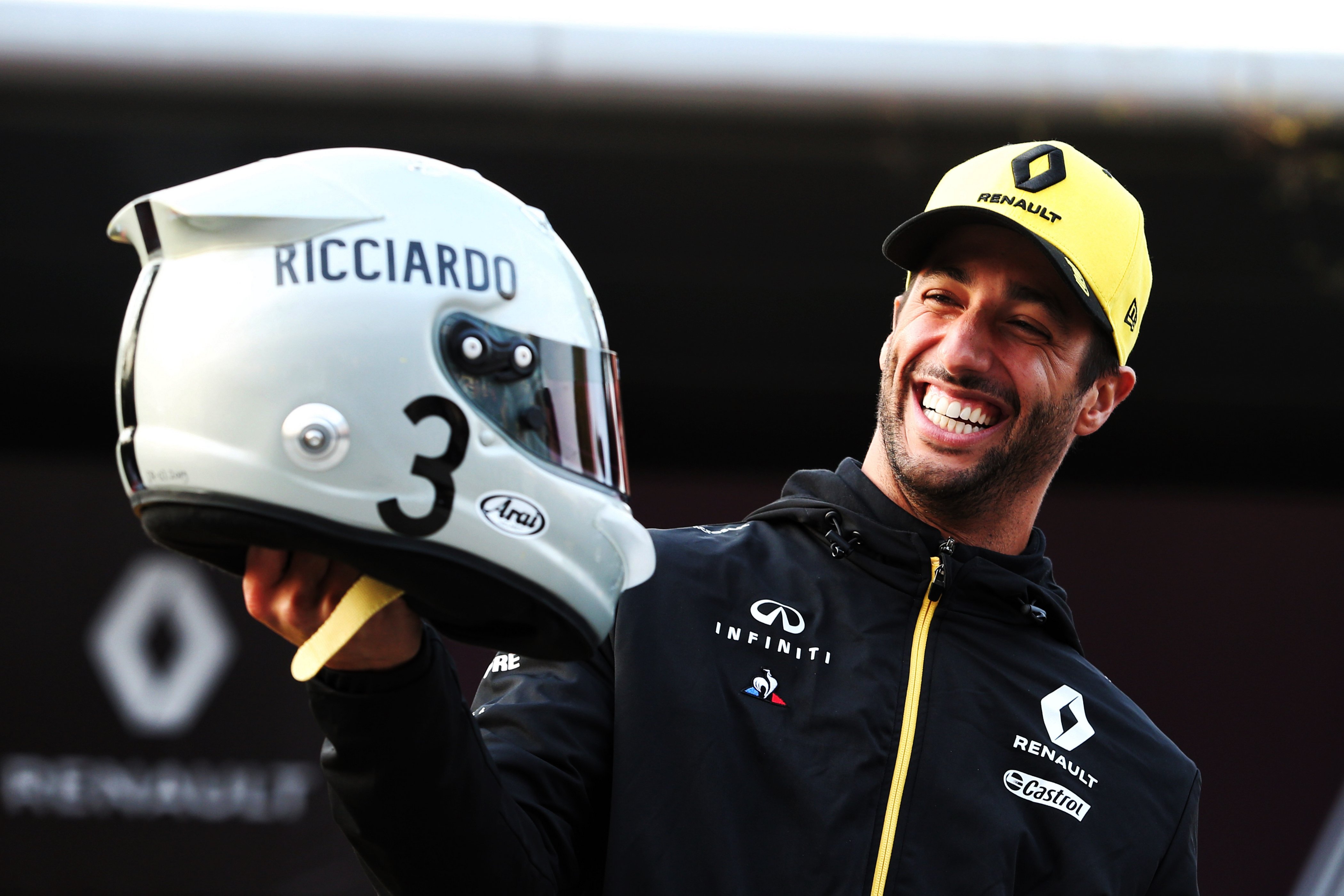 Ricciardo comemora 1000ª corrida da Fórmula 1 com capacete “retro” na China
