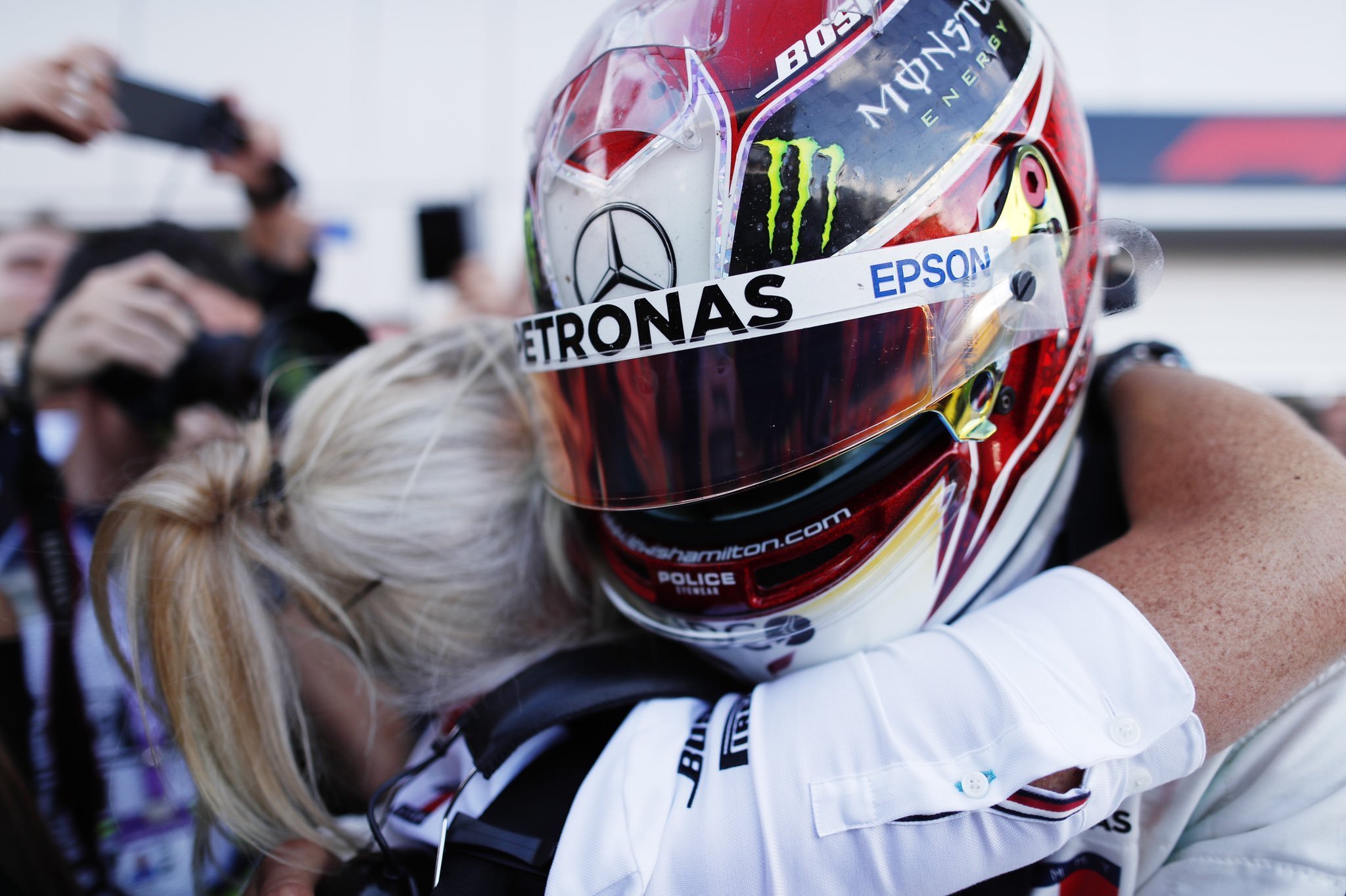 Hamilton aproveita falhas da Ferrari para liderar dobradinha da Mercedes em Sochi