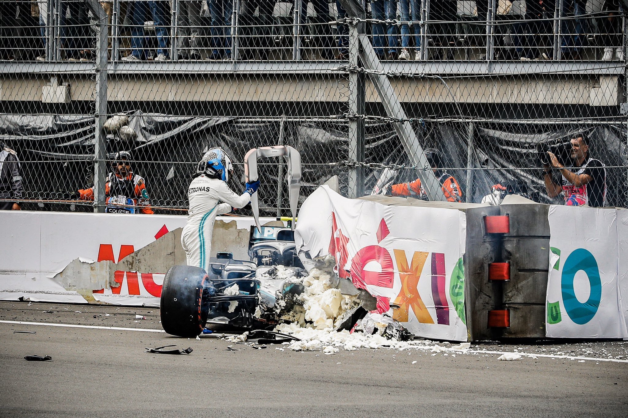 Mercedes e Bottas realçam “esforço monumental” na recuperação do acidente até ao pódio