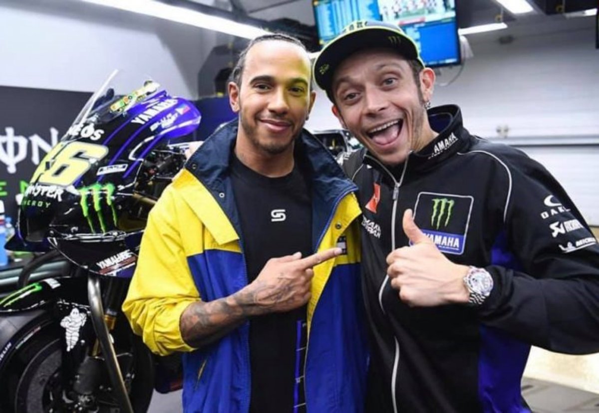 Confirmado: Rossi e Hamilton trocarão de papéis por um dia