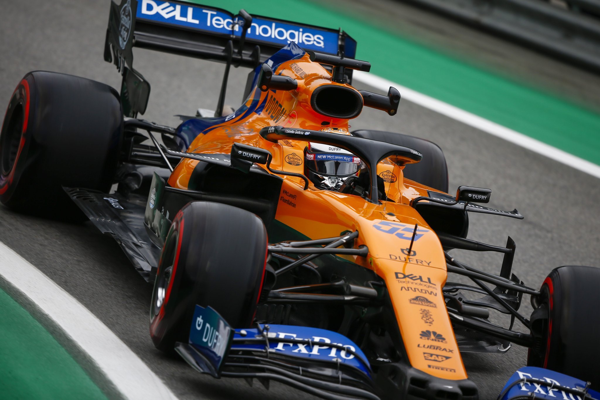 OFICIAL: Hamilton é penalizado e McLaren regressa aos pódios com Sainz