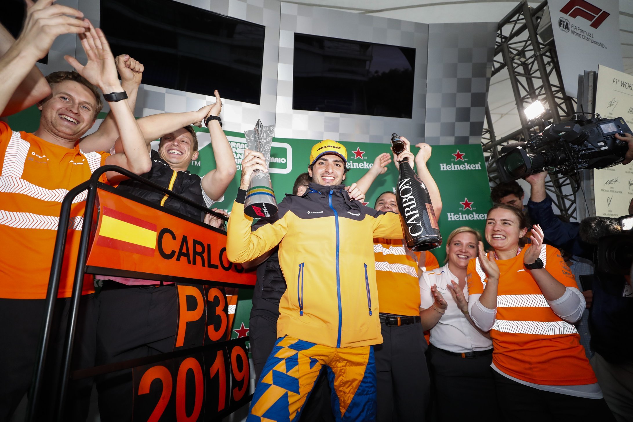 Sainz: Primeiro pódio é “muito, muito especial” após corrida “inacreditável”