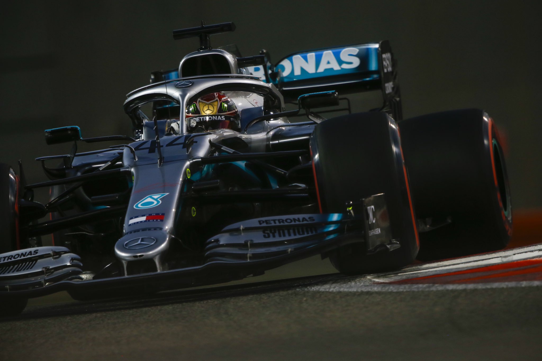 Hamilton justifica dificuldades em Abu Dhabi com experiências para 2020