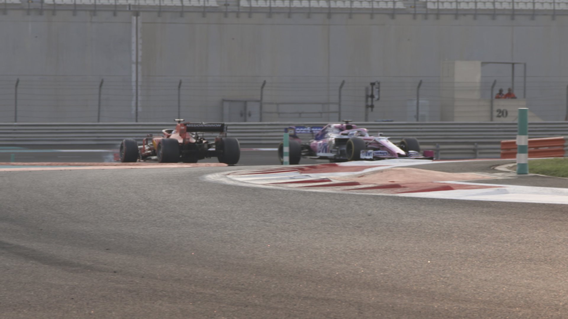 VÍDEO: Vettel entra em pião após toque de Perez no teste de Abu Dhabi