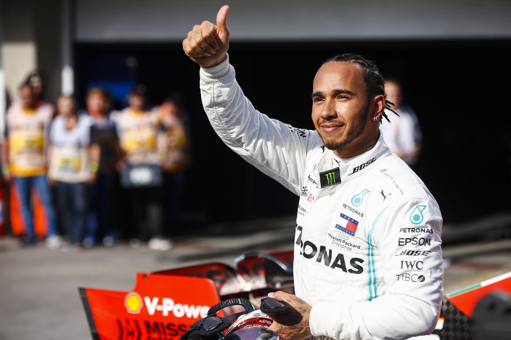 Hamilton doa 500 mil dólares e Ricciardo leiloa fato para o combate aos incêndios na Austrália