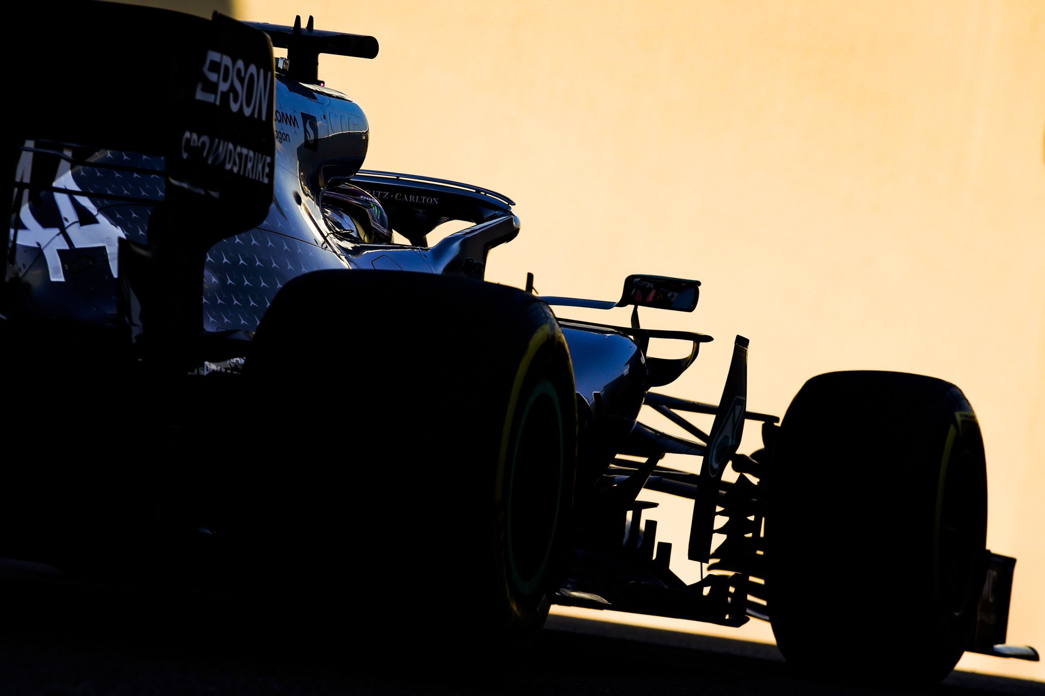 Hamilton e Mercedes negam rumores sobre contrato e saída da Fórmula 1