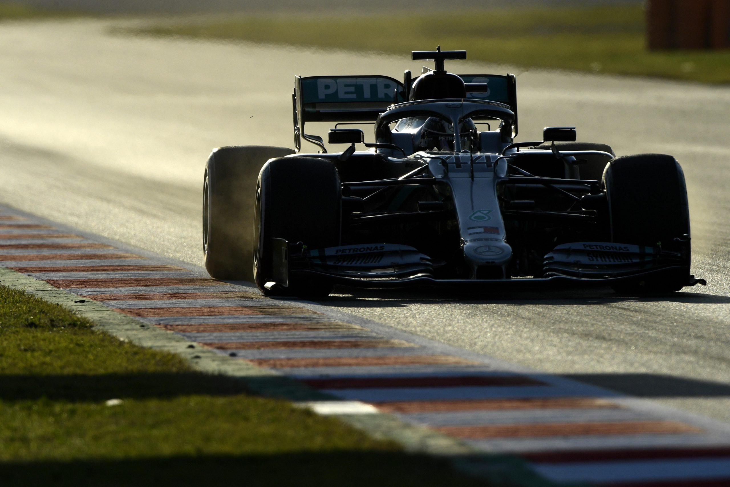Hamilton começa 2020 na frente e Mercedes completa 173 voltas em Barcelona