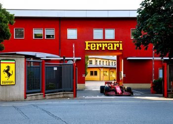 Leclerc rodou com o SF1000 de 2020 nas ruas de Maranello