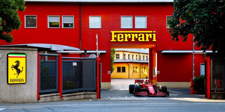 Leclerc rodou com o SF1000 de 2020 nas ruas de Maranello