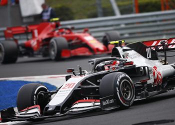Pilotos da Haas penalizados por infração na volta de formação na Hungria