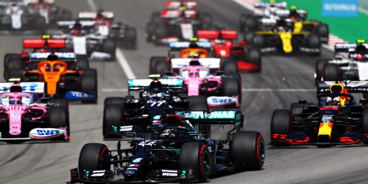 Hamilton conquista vitória dominadora e Verstappen separa os Mercedes em Barcelona