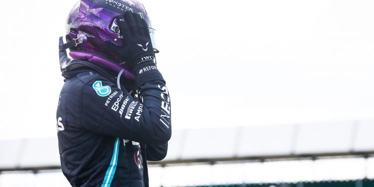 Hamilton triunfa pela sétima vez em Silverstone apesar de cruzar a linha de meta em três rodas