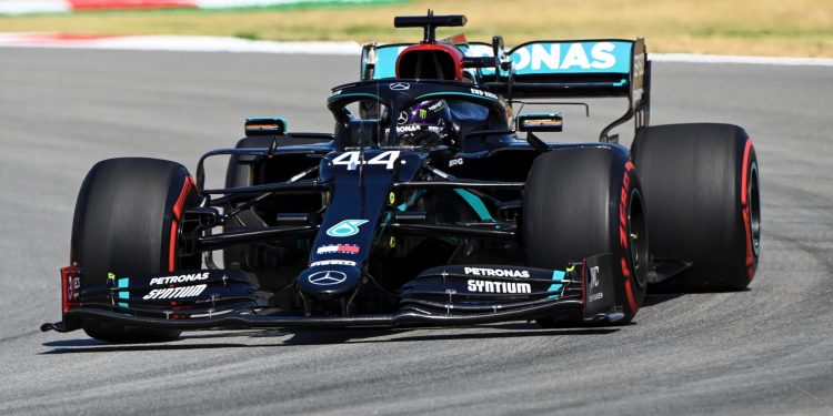 Hamilton mantém-se no topo da tabela de tempos antes da qualificação em Barcelona
