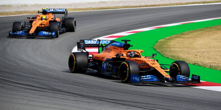 Sainz diz que mudança de chassis não resolveu problemas de refrigeração do seu McLaren